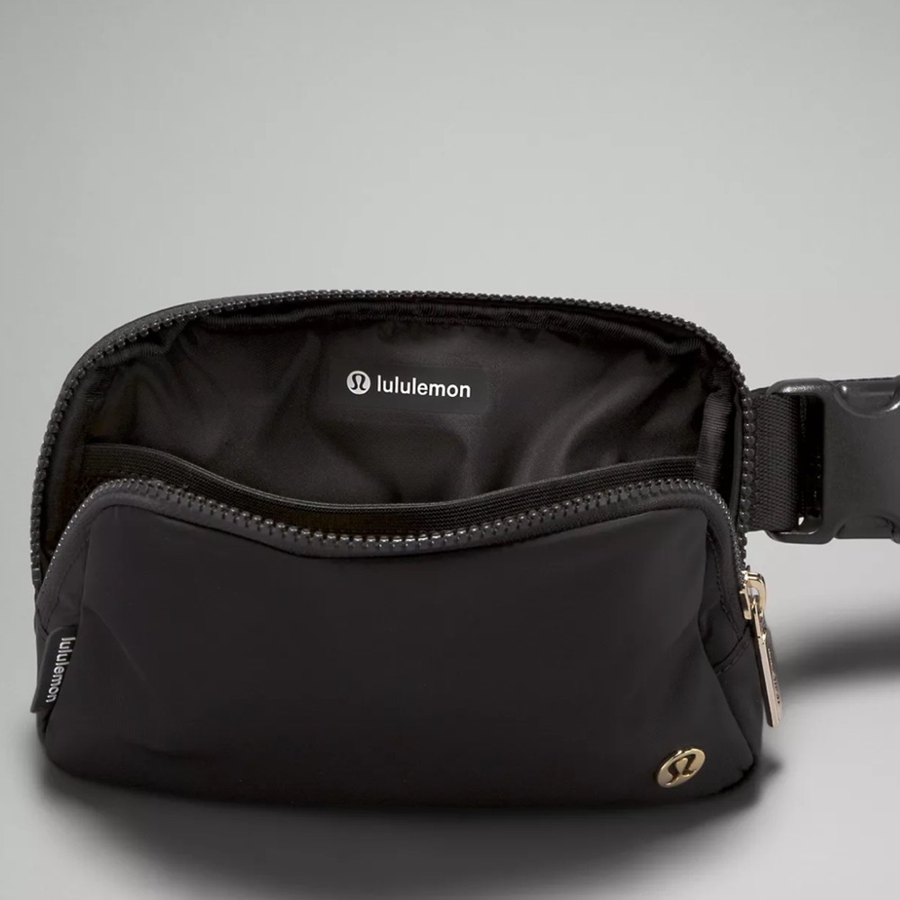 Lululemon Everywhere Belt Bag Black & Gold Crossbody EBB Nwt - Picture 4 of 6